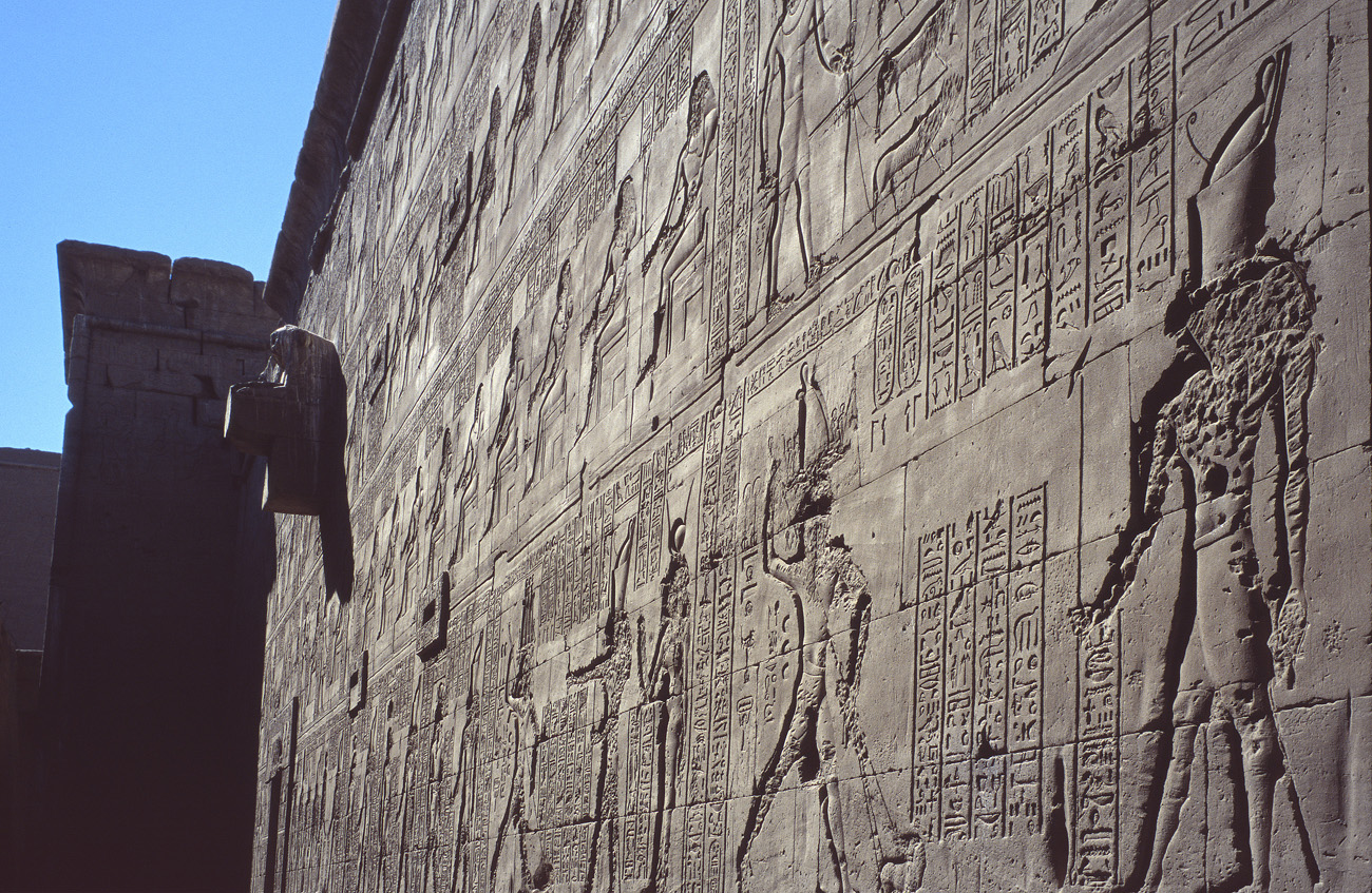 egyp05_25 edfou bas-reliefs pilone.jpg
